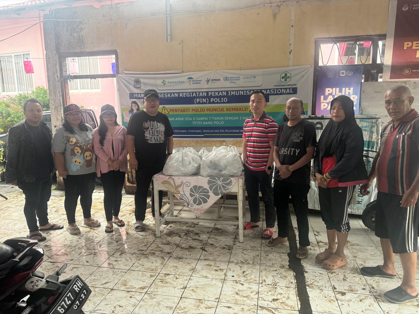 Kadis dan staff Dinas Dukcapil Kota Manado salurkan bantuan kepada masyarakat berdampak bencana Alam.